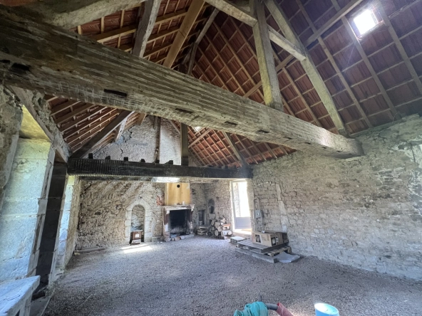 Maison en pierres apparentes à rénover à Corbigny avec grand terrain