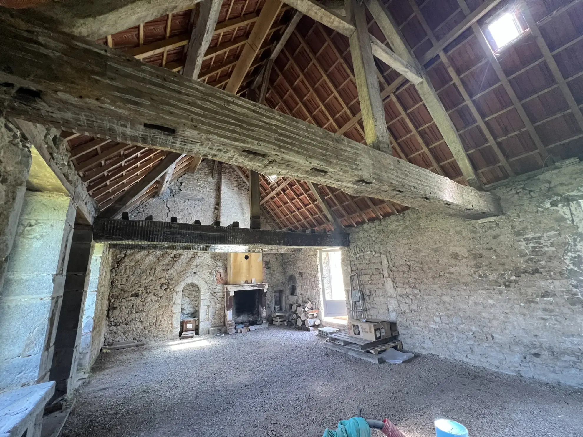 Maison en pierres apparentes à rénover à Corbigny avec grand terrain 