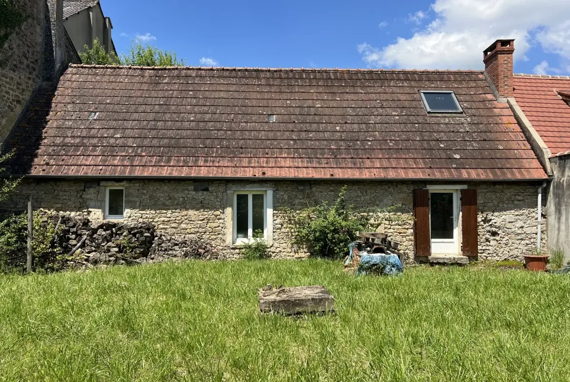 Maison en pierres apparentes à rénover à Corbigny avec grand terrain 