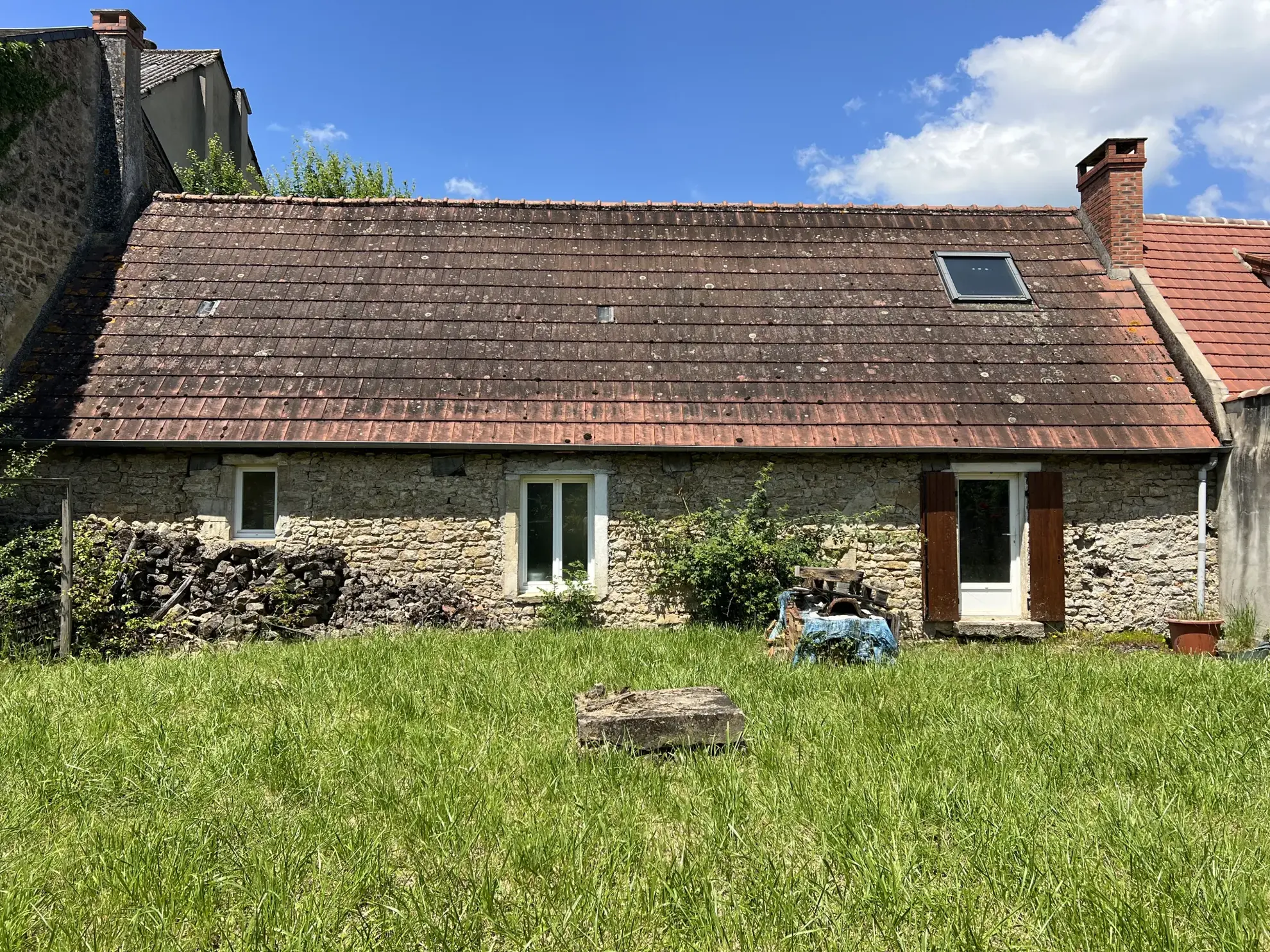 Maison en pierres apparentes à rénover à Corbigny avec grand terrain 