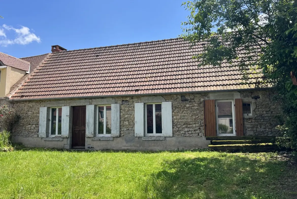Maison en pierres apparentes à rénover à Corbigny avec grand terrain 
