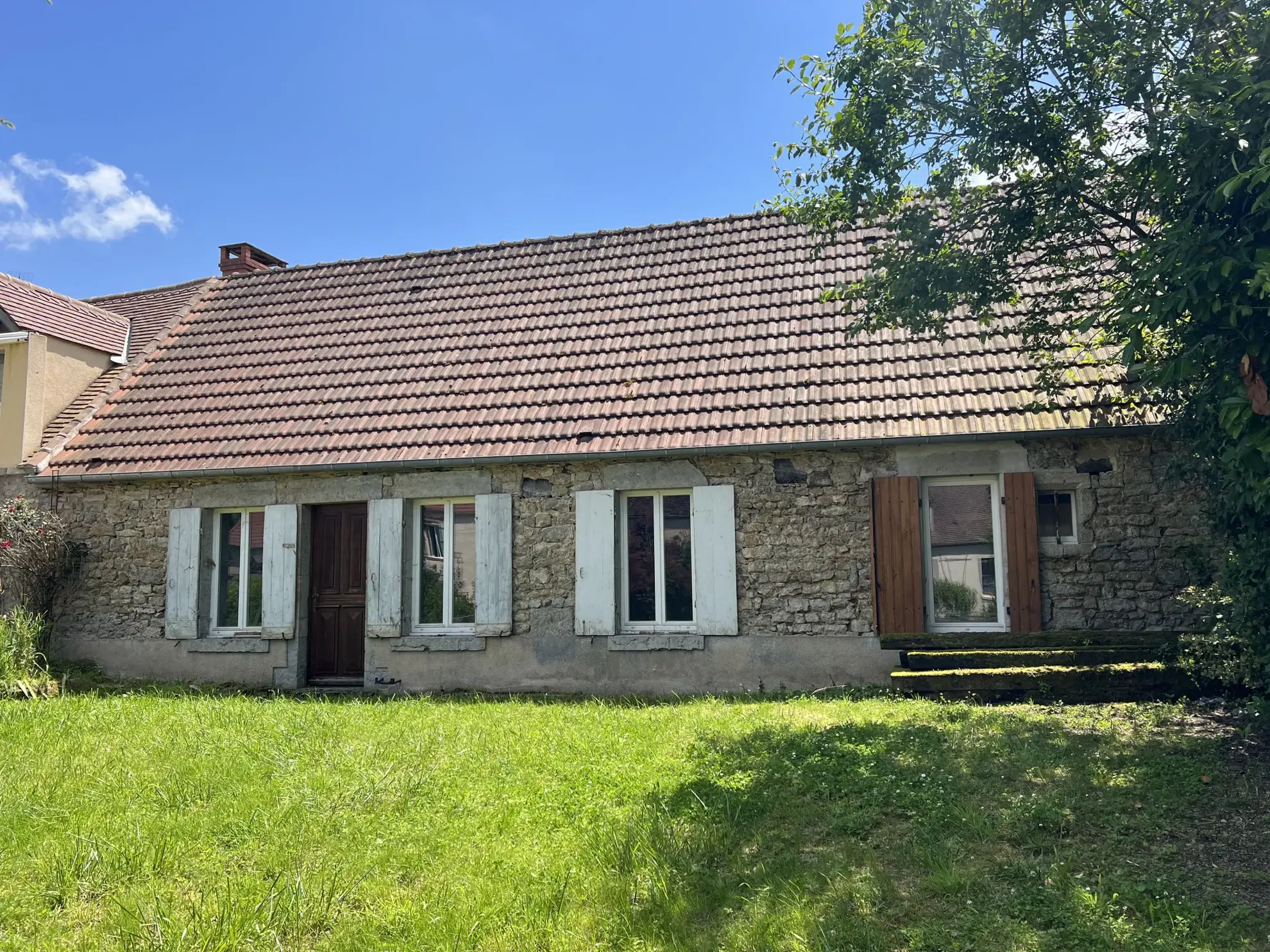 Maison en pierres apparentes à rénover à Corbigny avec grand terrain 