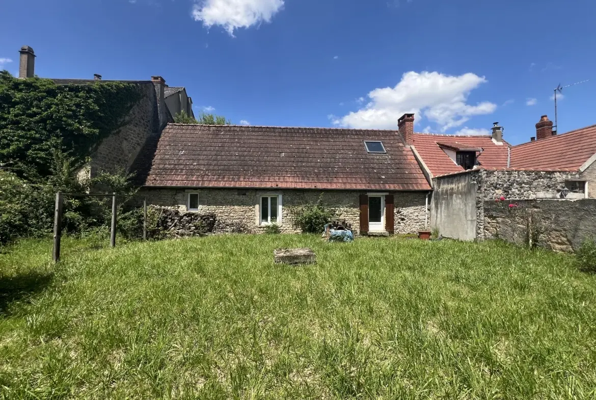 Maison en pierres apparentes à rénover à Corbigny avec grand terrain 