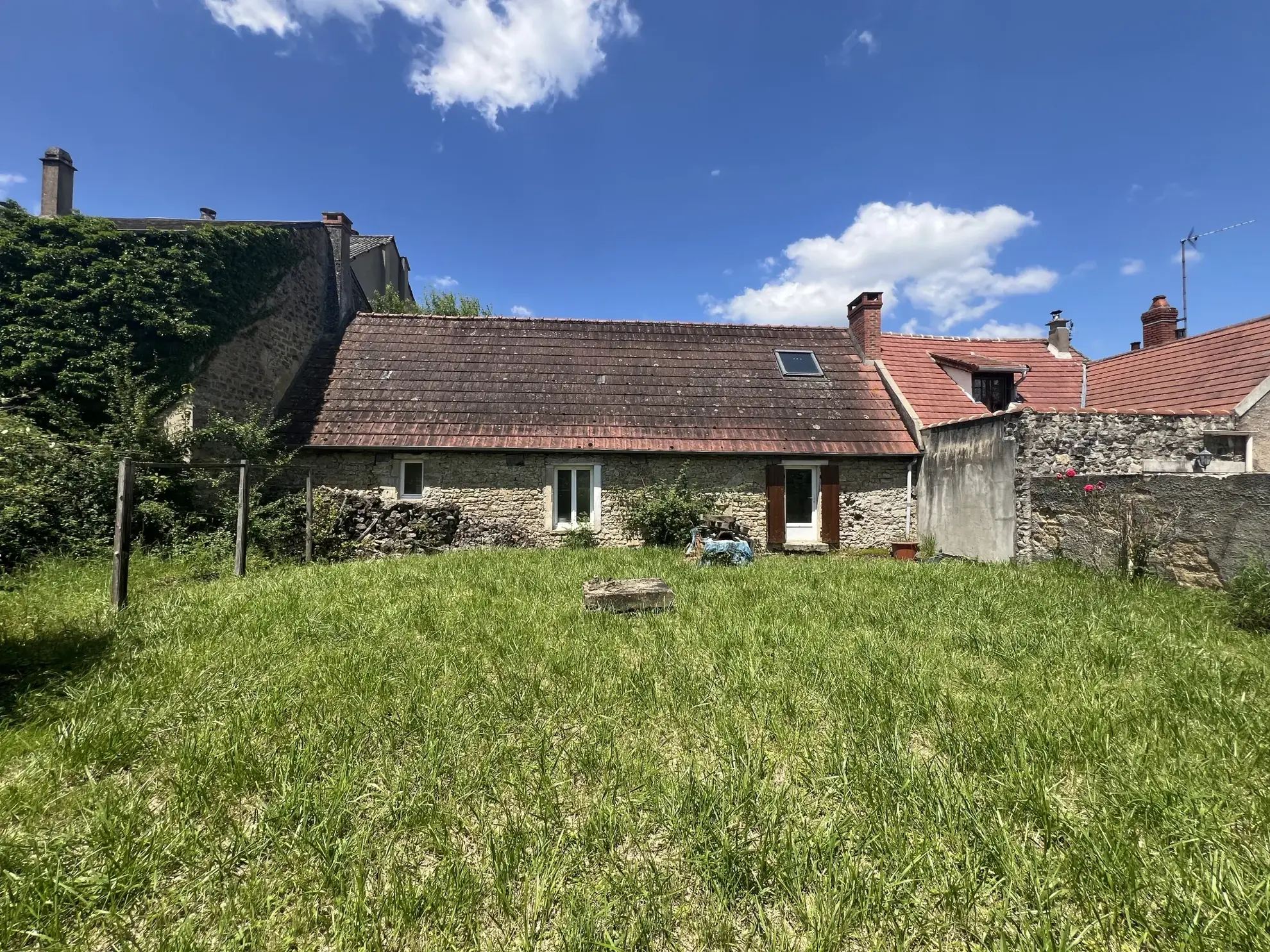 Maison en pierres apparentes à rénover à Corbigny avec grand terrain 
