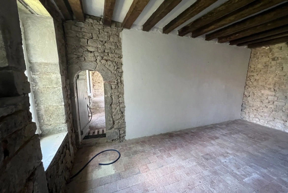 Maison en pierres apparentes à rénover à Corbigny avec grand terrain 