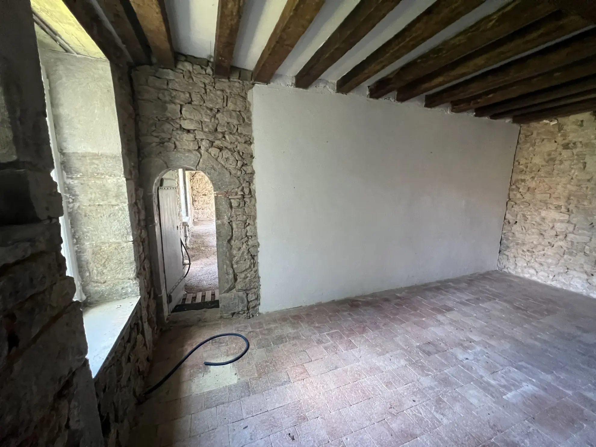Maison en pierres apparentes à rénover à Corbigny avec grand terrain 