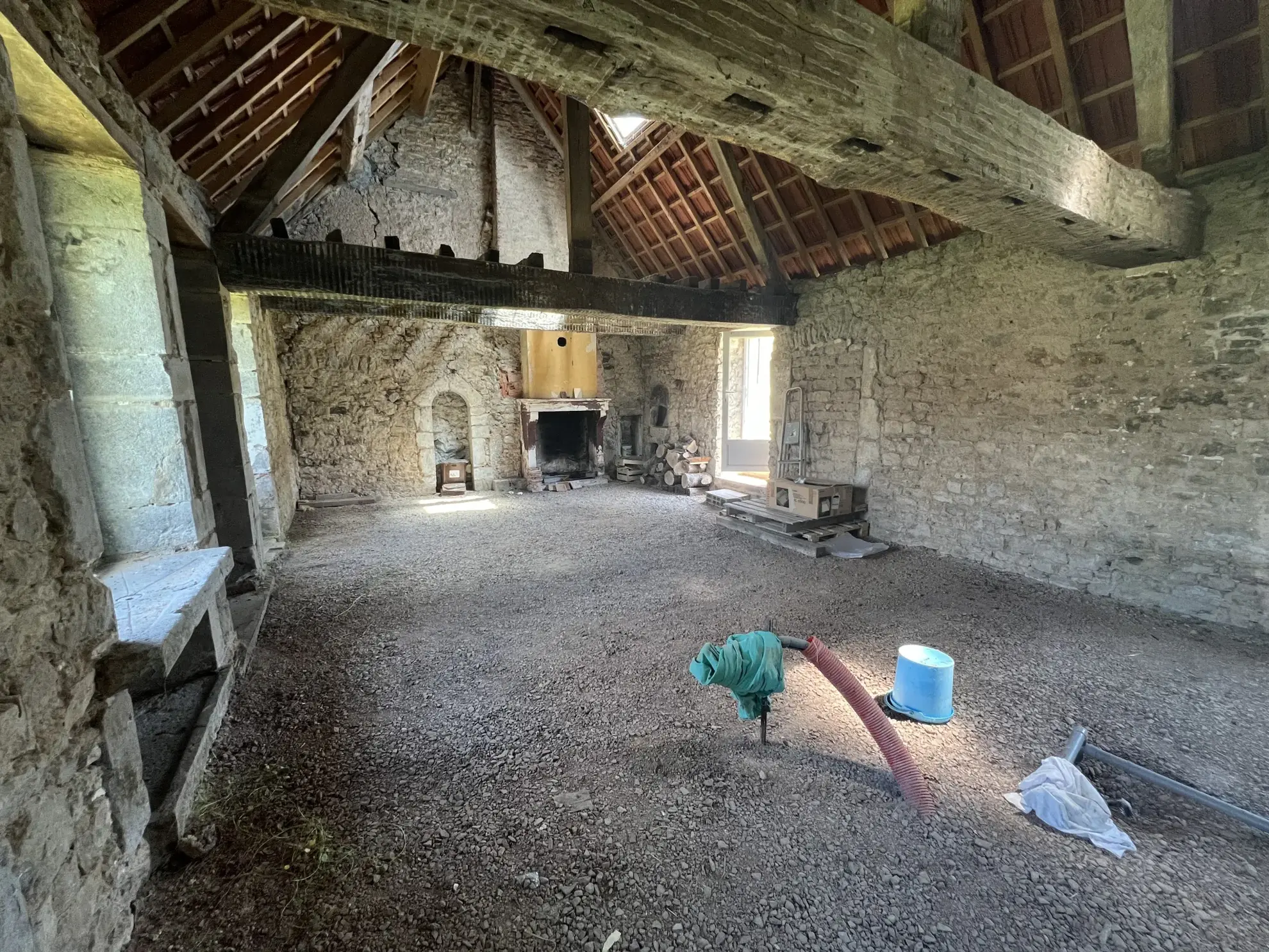 Maison en pierres apparentes à rénover à Corbigny avec grand terrain 