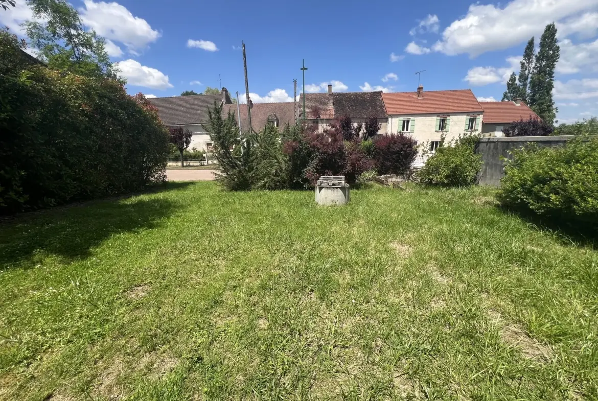 Maison en pierres apparentes à rénover à Corbigny avec grand terrain 