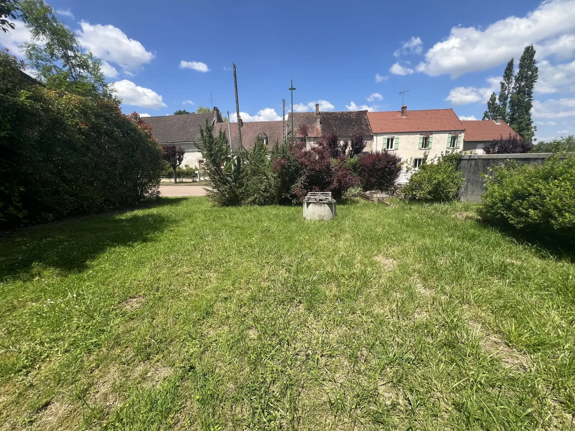 Maison en pierres apparentes à rénover à Corbigny avec grand terrain 