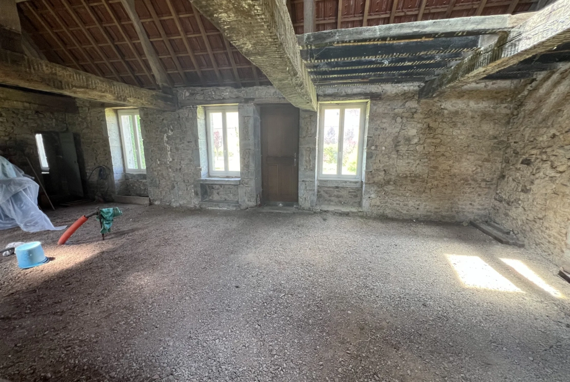 Maison en pierres apparentes à rénover à Corbigny avec grand terrain 