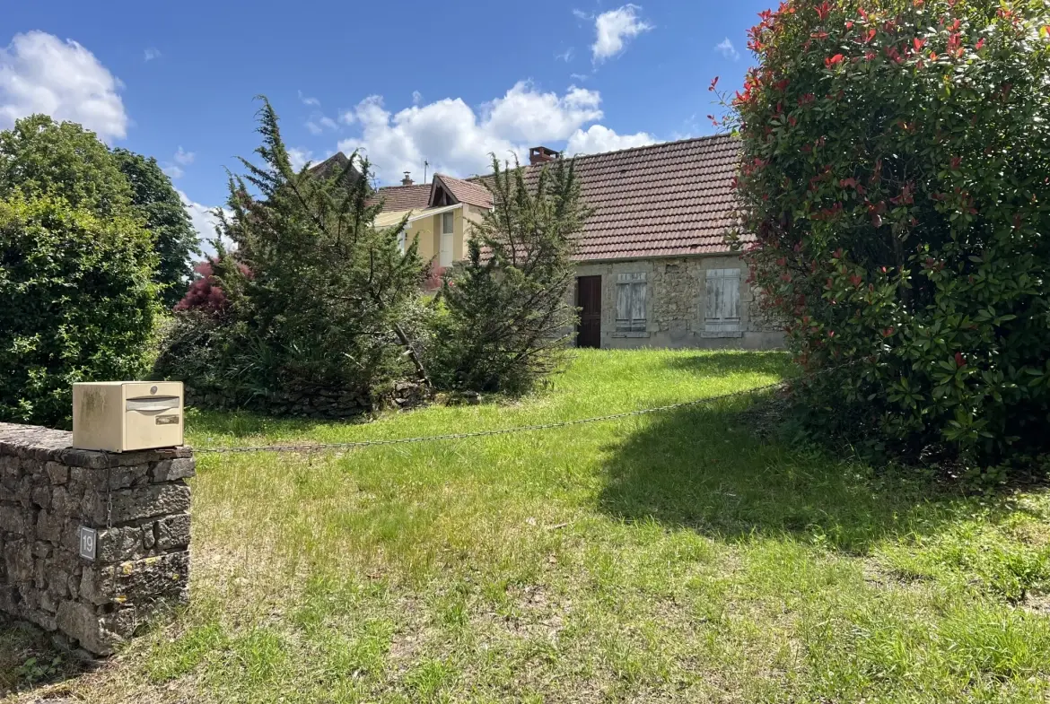 Maison en pierres apparentes à rénover à Corbigny avec grand terrain 