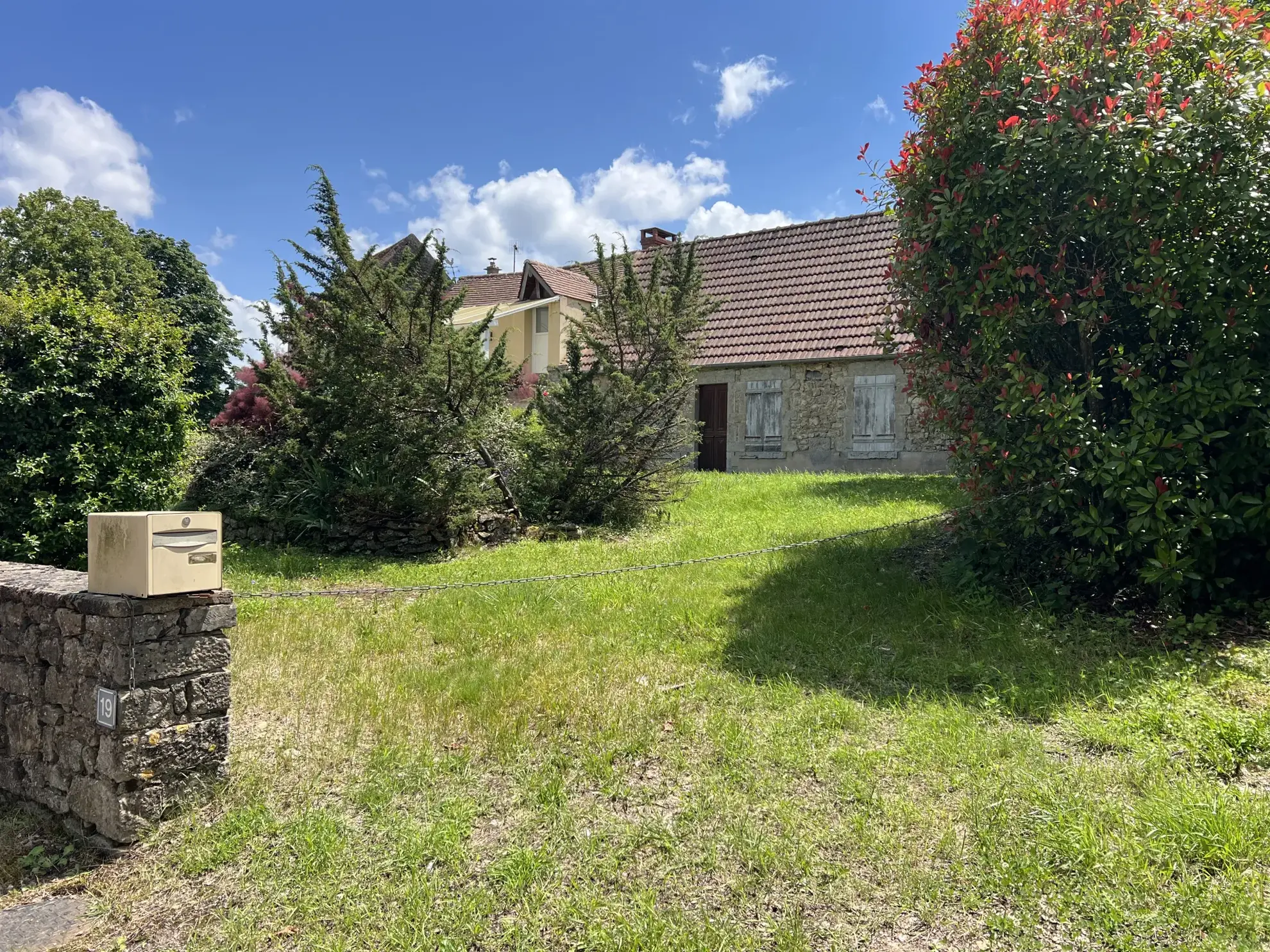 Maison en pierres apparentes à rénover à Corbigny avec grand terrain 