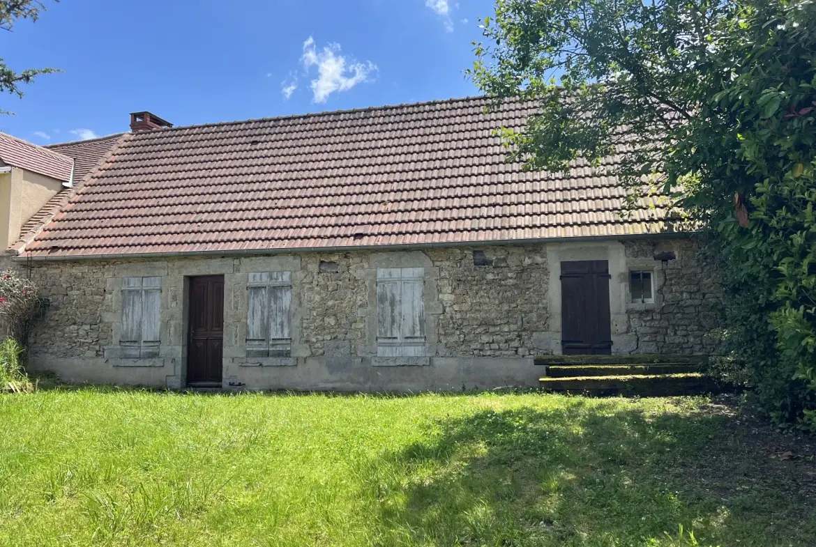 Maison en pierres apparentes à rénover à Corbigny avec grand terrain 