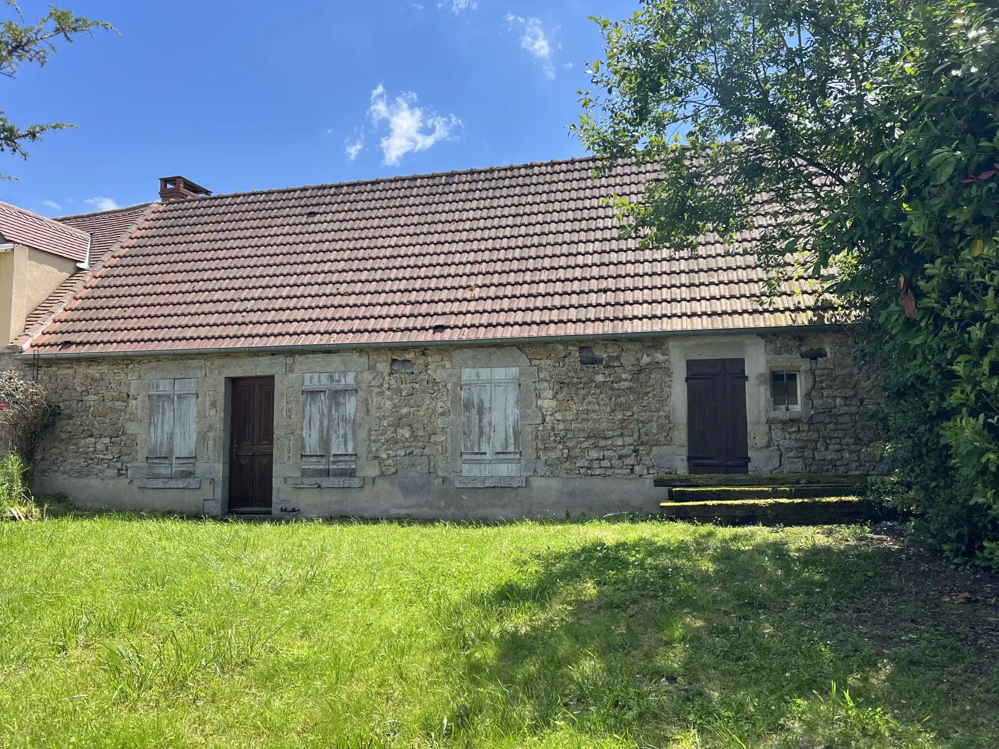 Maison en pierres apparentes à rénover à Corbigny avec grand terrain 