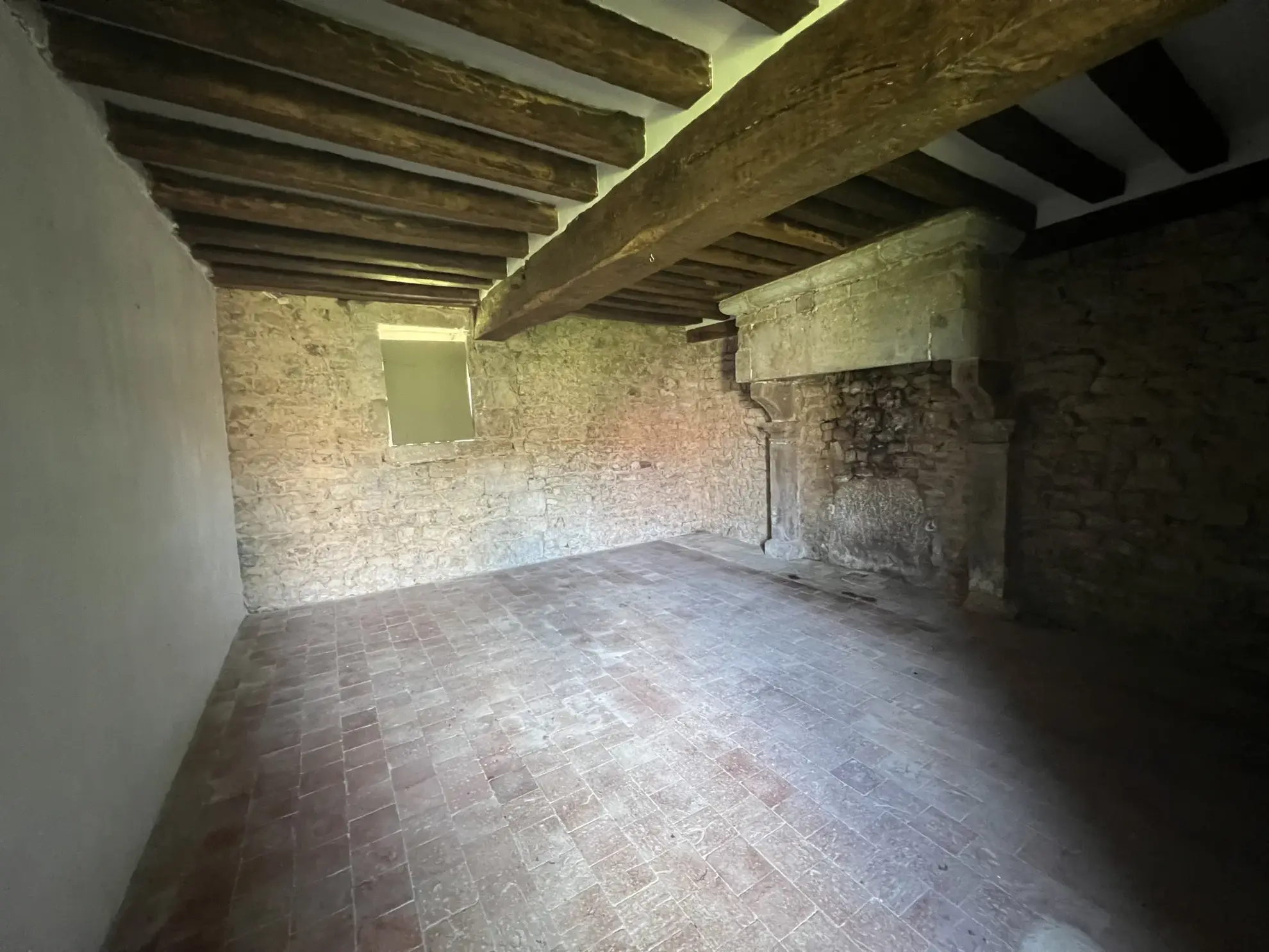 Maison en pierres apparentes à rénover à Corbigny avec grand terrain 