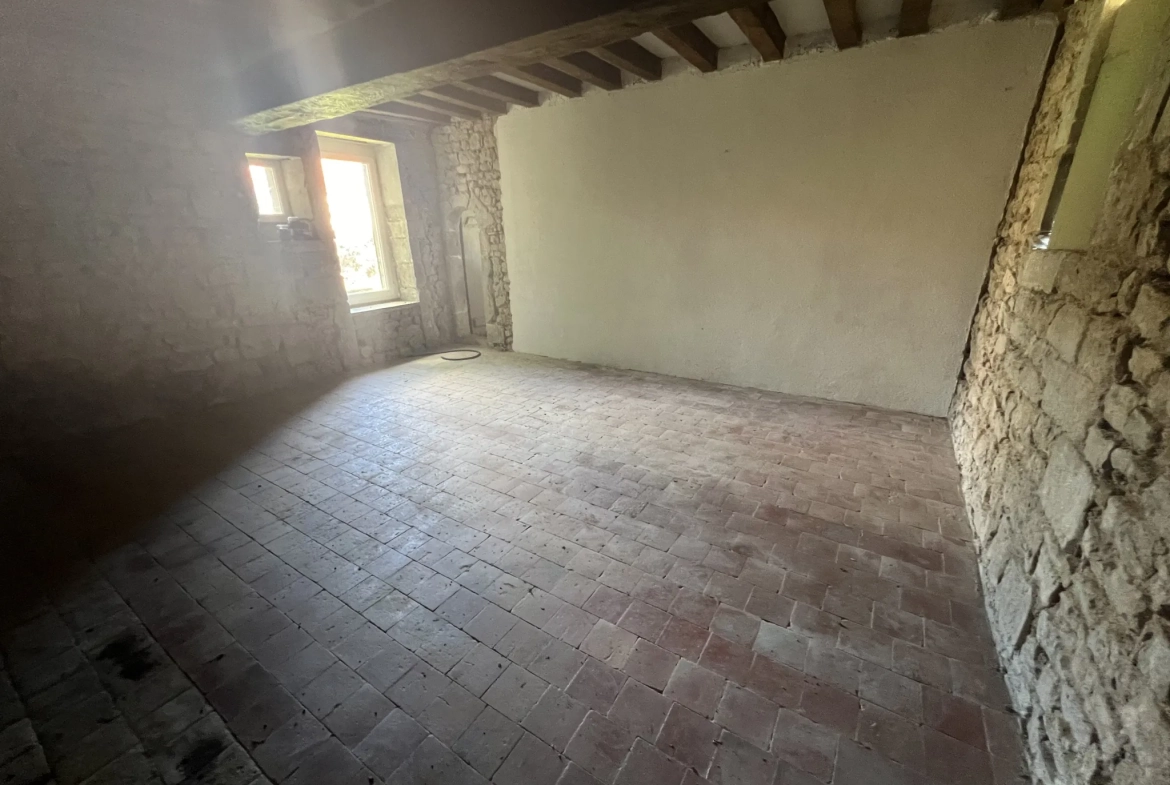 Maison en pierres apparentes à rénover à Corbigny avec grand terrain 