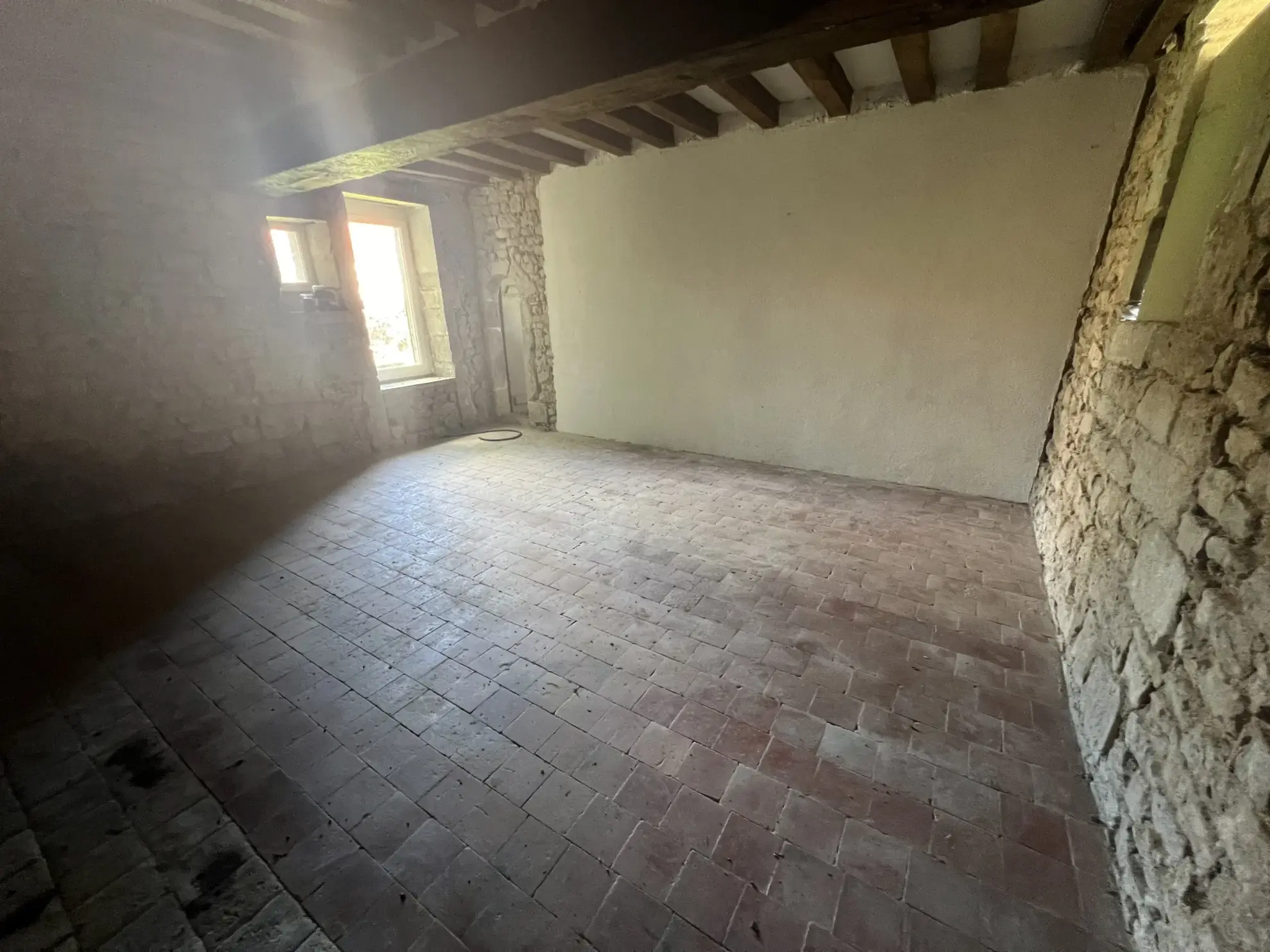 Maison en pierres apparentes à rénover à Corbigny avec grand terrain 