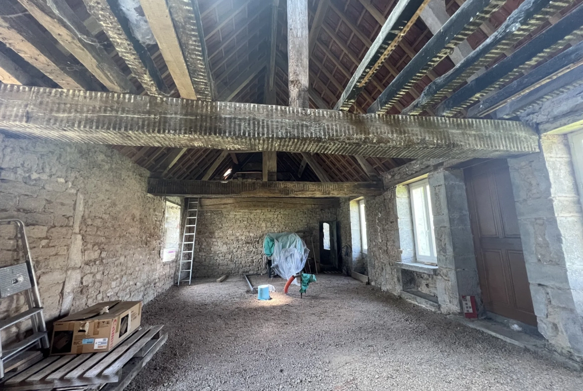 Maison en pierres apparentes à rénover à Corbigny avec grand terrain 
