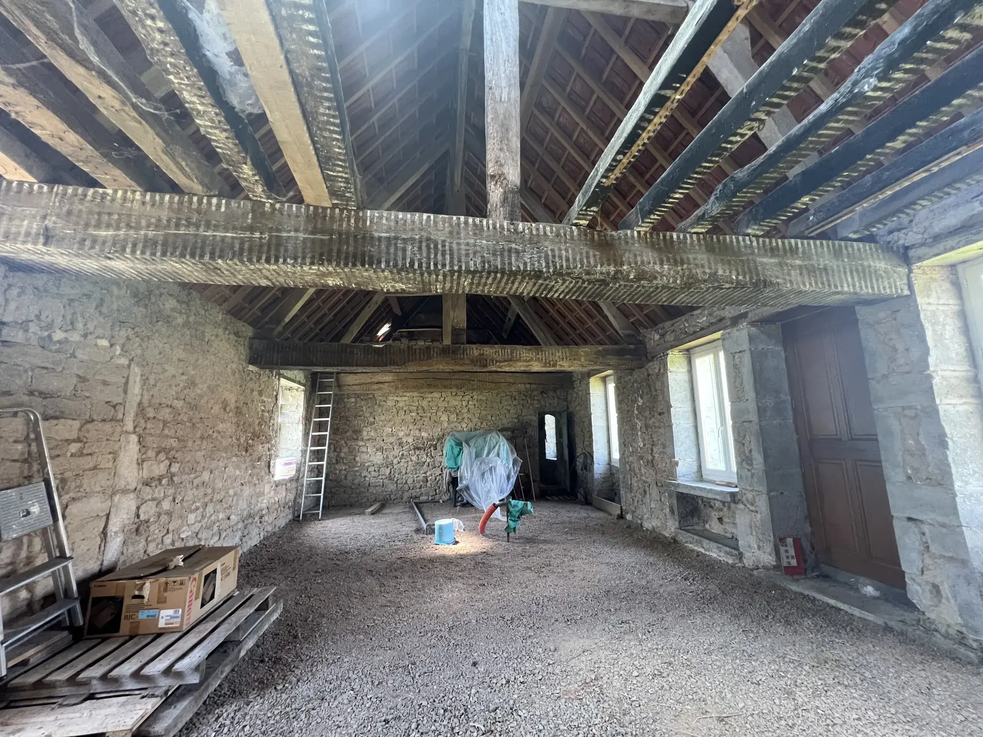 Maison en pierres apparentes à rénover à Corbigny avec grand terrain 