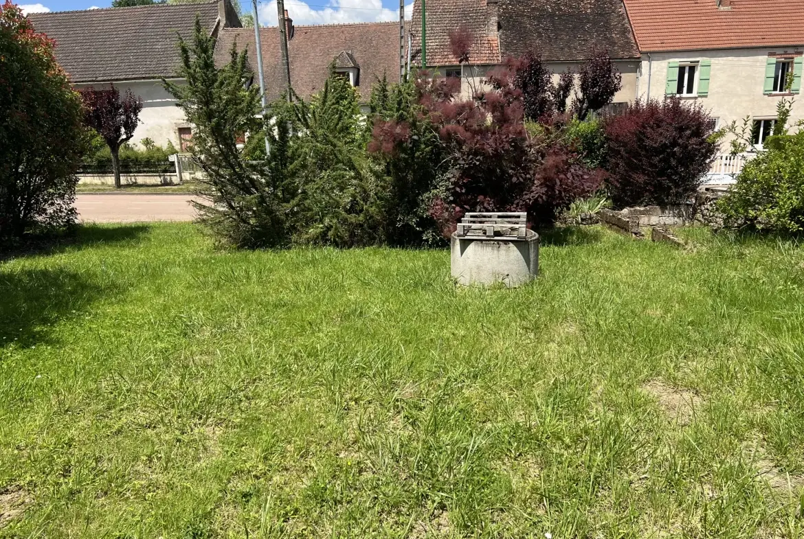 Maison en pierres apparentes à rénover à Corbigny avec grand terrain 
