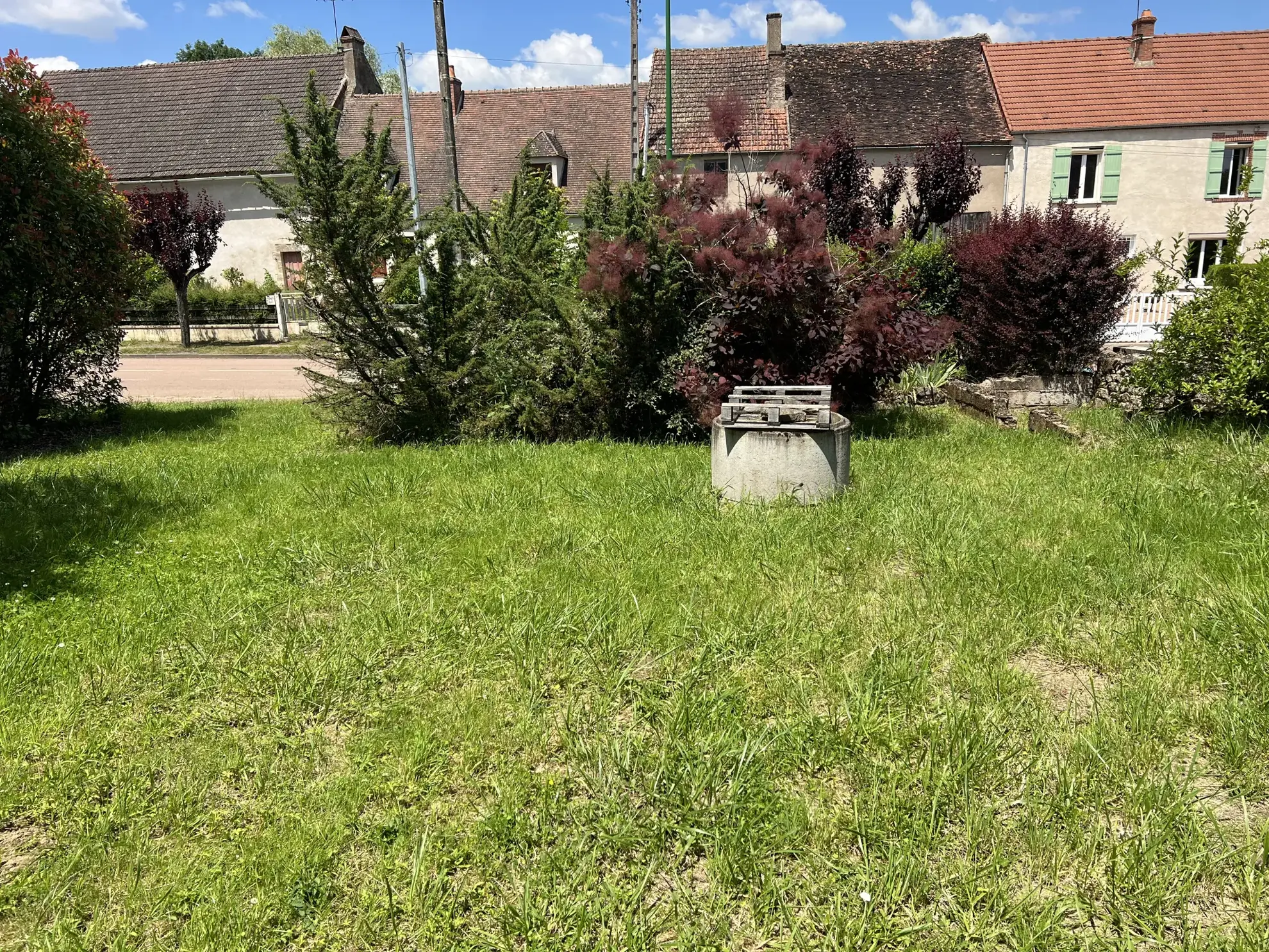 Maison en pierres apparentes à rénover à Corbigny avec grand terrain 