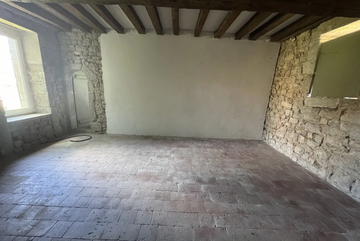 Maison en pierres apparentes à rénover à Corbigny avec grand terrain 