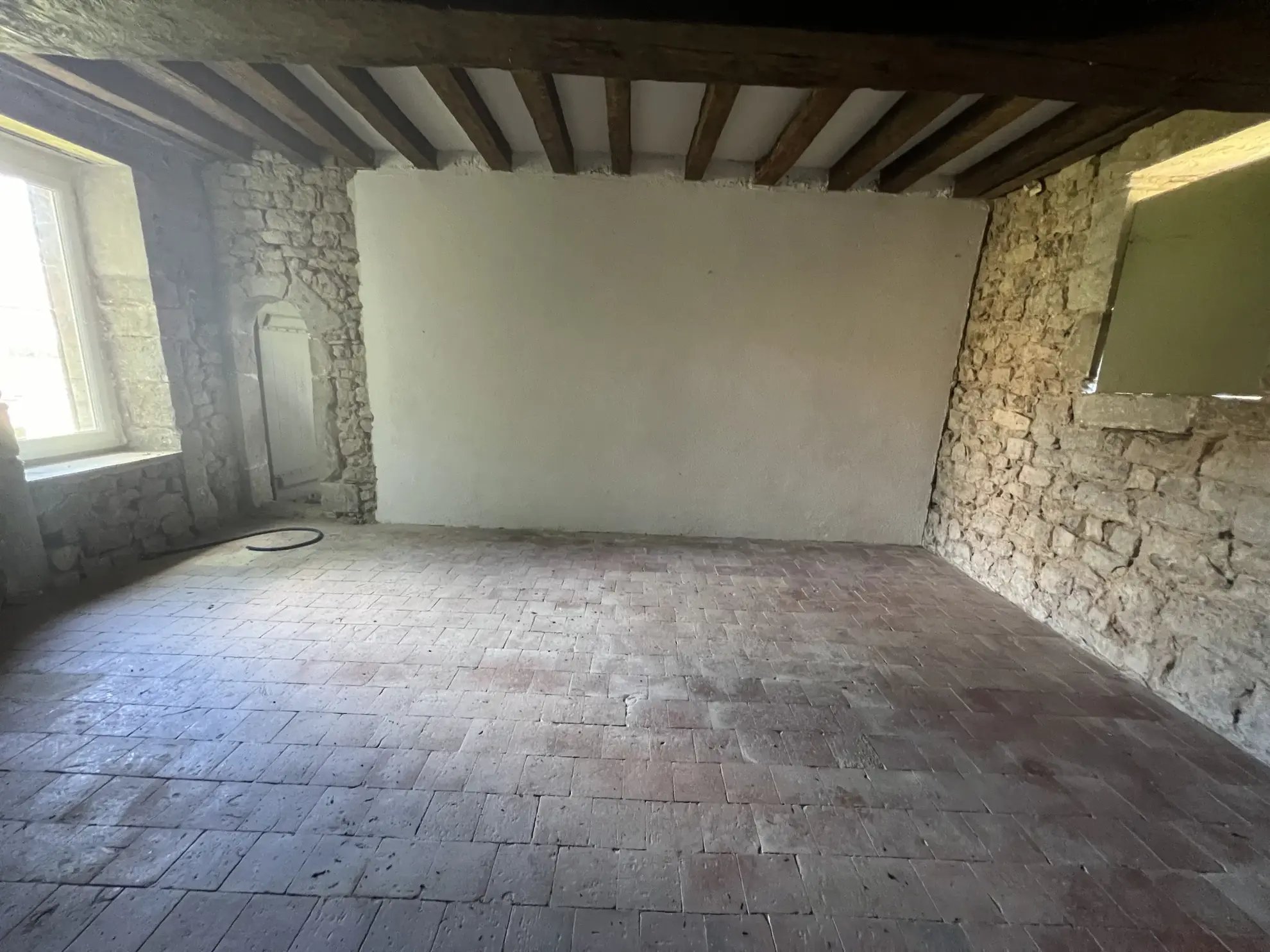 Maison en pierres apparentes à rénover à Corbigny avec grand terrain 
