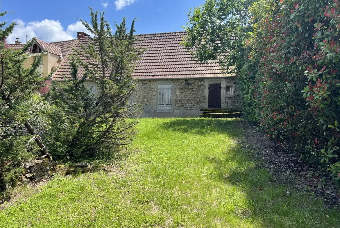 Maison en pierres apparentes à rénover à Corbigny avec grand terrain 