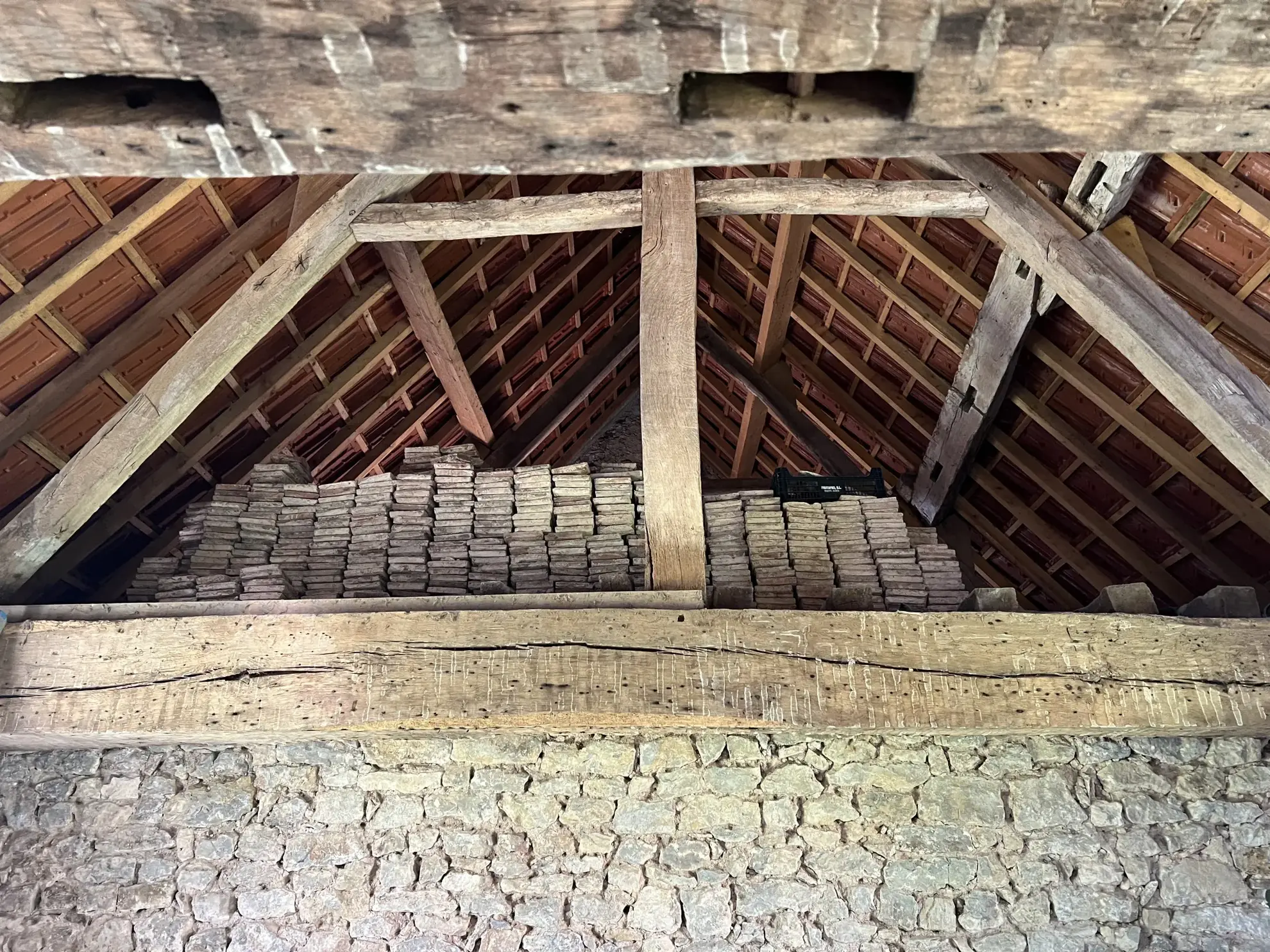 Maison en pierres apparentes à rénover à Corbigny avec grand terrain 