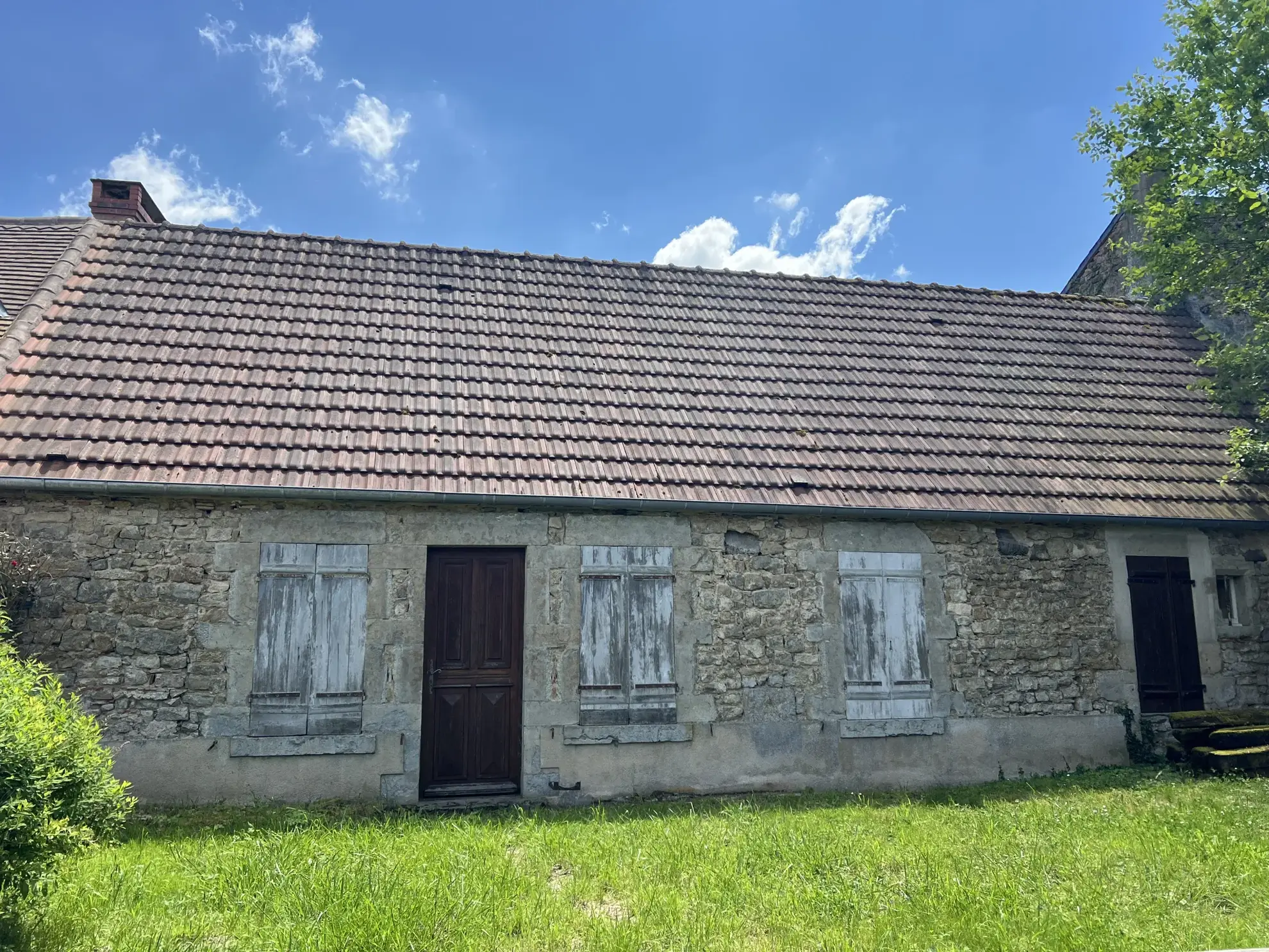 Maison en pierres apparentes à rénover à Corbigny avec grand terrain 