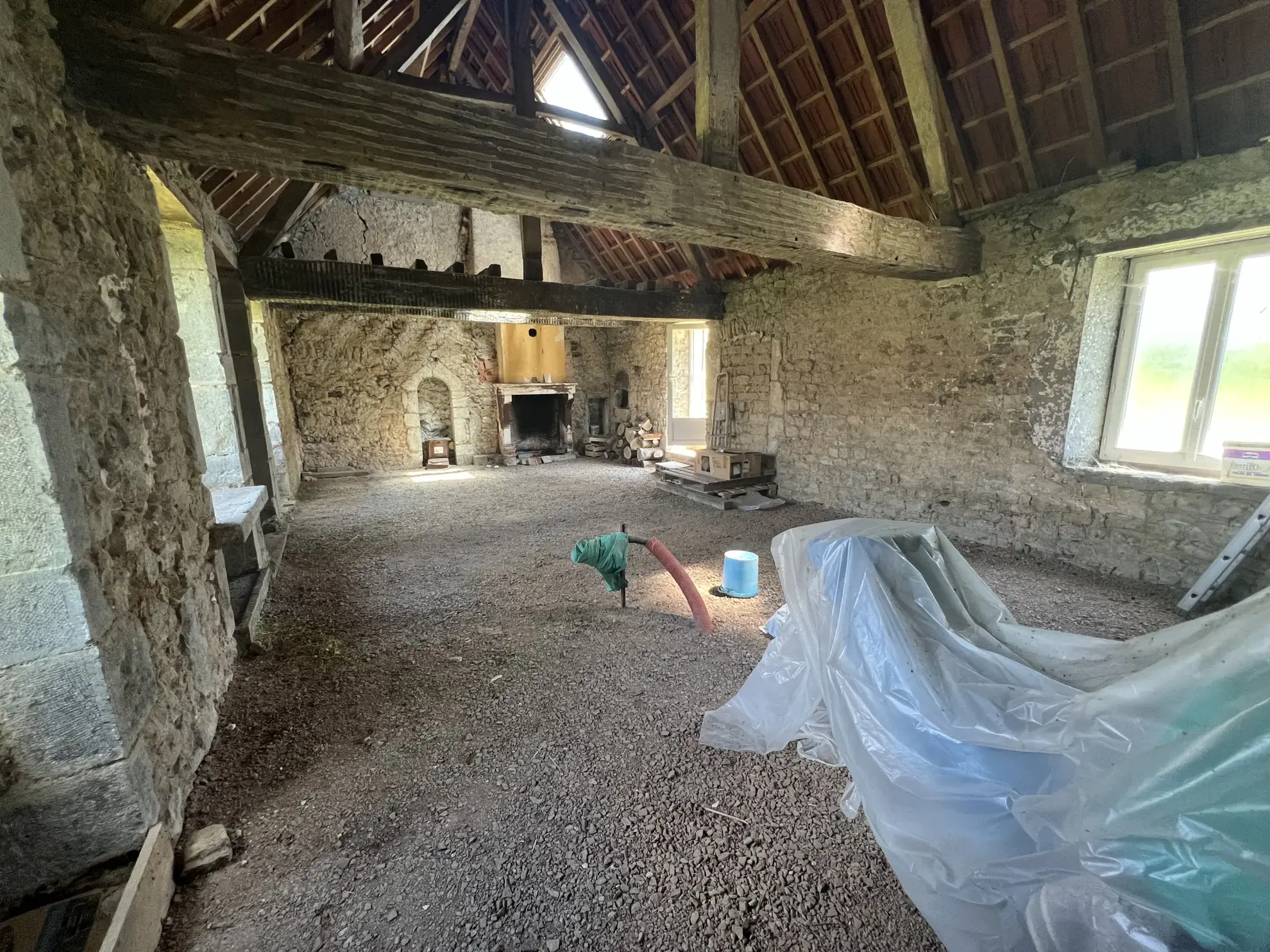 Maison en pierres apparentes à rénover à Corbigny avec grand terrain 
