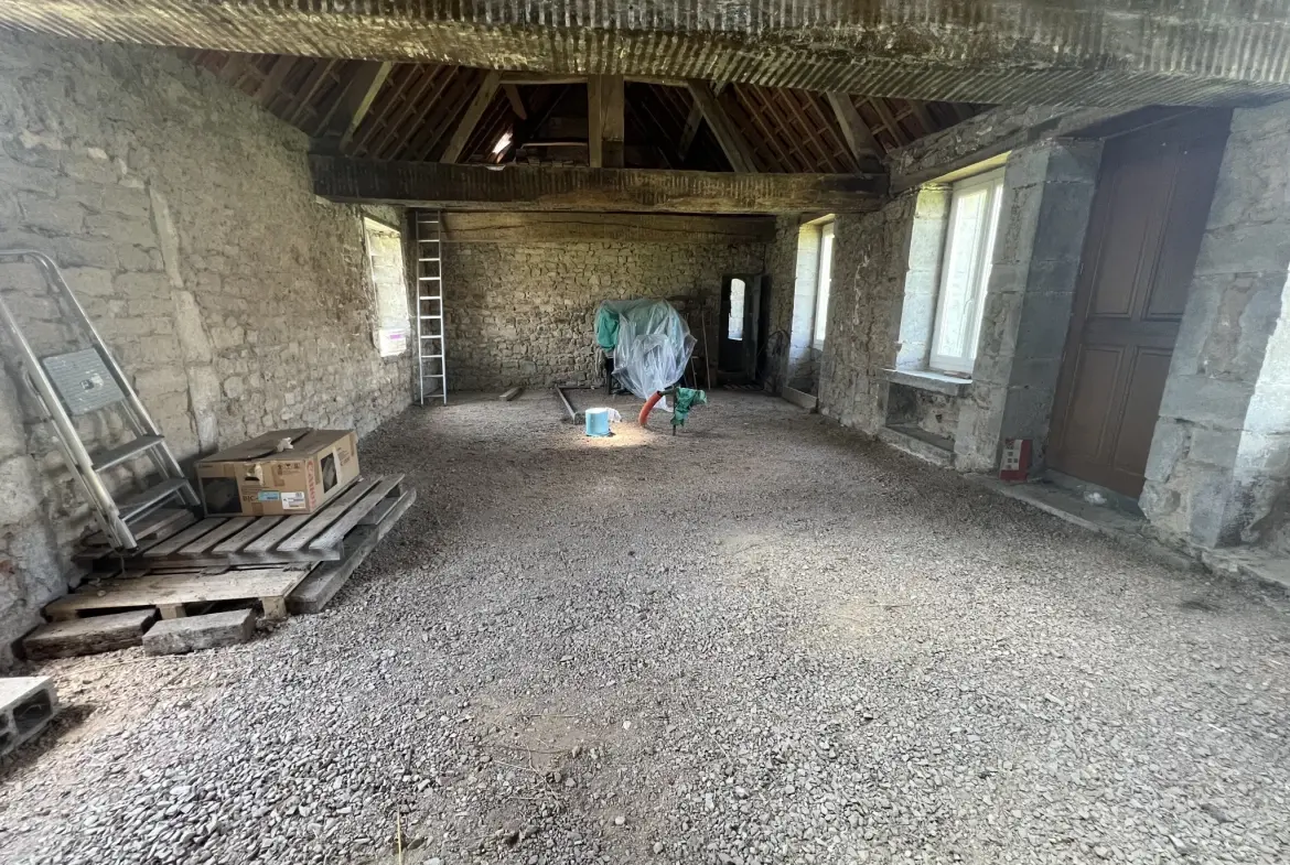 Maison en pierres apparentes à rénover à Corbigny avec grand terrain 
