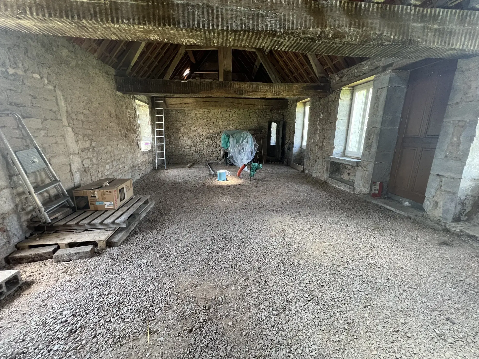 Maison en pierres apparentes à rénover à Corbigny avec grand terrain 