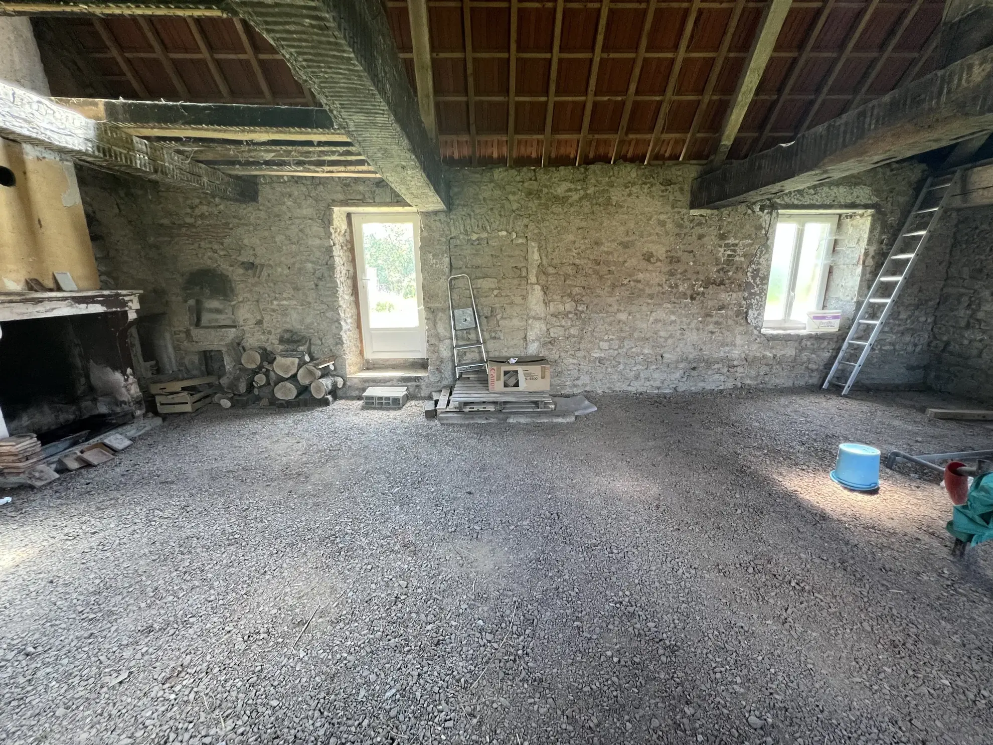Maison en pierres apparentes à rénover à Corbigny avec grand terrain 