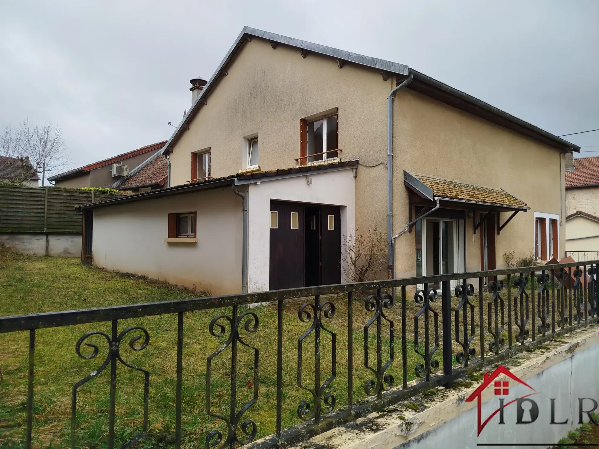 Maison en pierre à Bourdons-sur-Rognon (52700) avec garage et terrain 