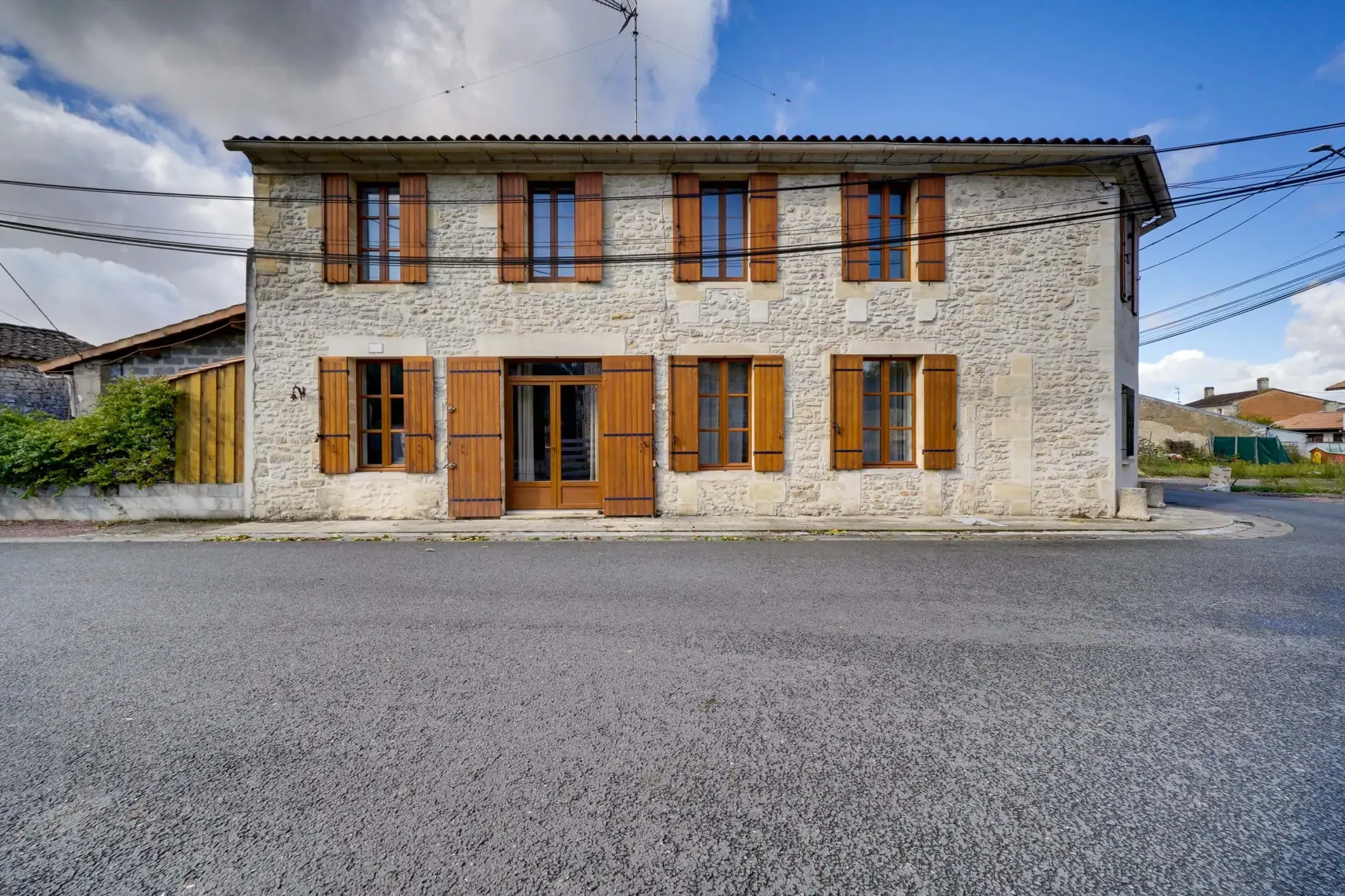 Grande maison rénovée de 180 m² avec dépendances à Saint Genès de Blaye 
