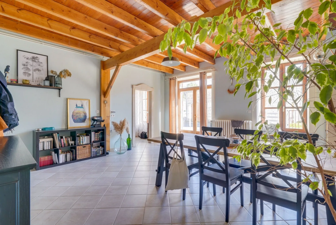 Grande maison rénovée de 180 m² avec dépendances à Saint Genès de Blaye 