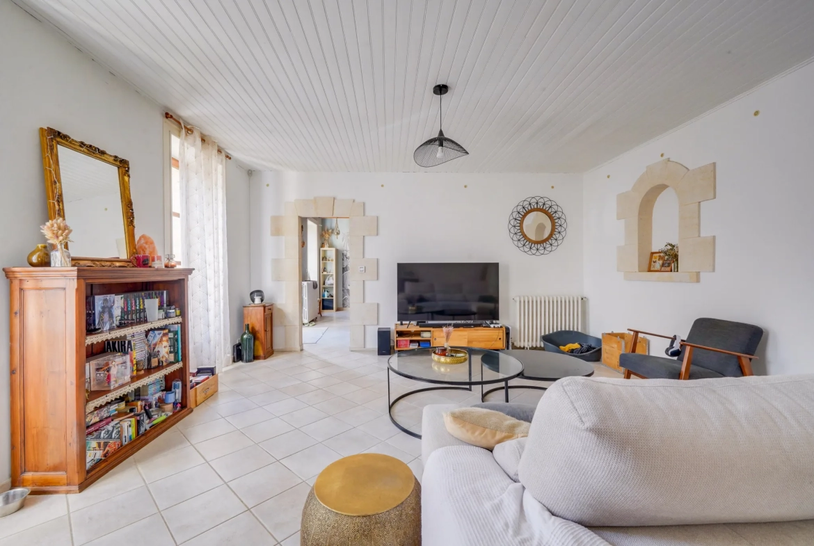 Grande maison rénovée de 180 m² avec dépendances à Saint Genès de Blaye 