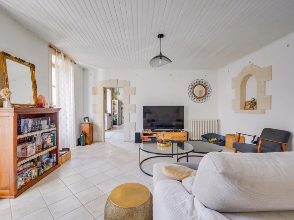 Grande maison rénovée de 180 m² avec dépendances à Saint Genès de Blaye