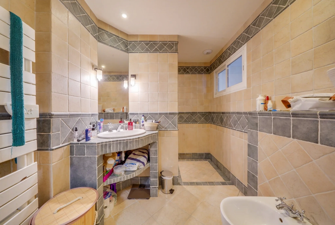 Grande maison rénovée de 180 m² avec dépendances à Saint Genès de Blaye 