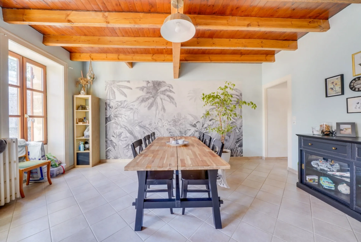 Grande maison rénovée de 180 m² avec dépendances à Saint Genès de Blaye 