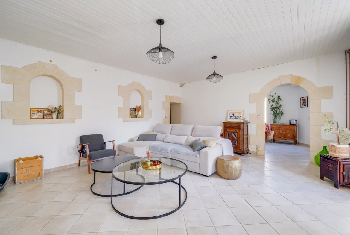 Grande maison rénovée de 180 m² avec dépendances à Saint Genès de Blaye 