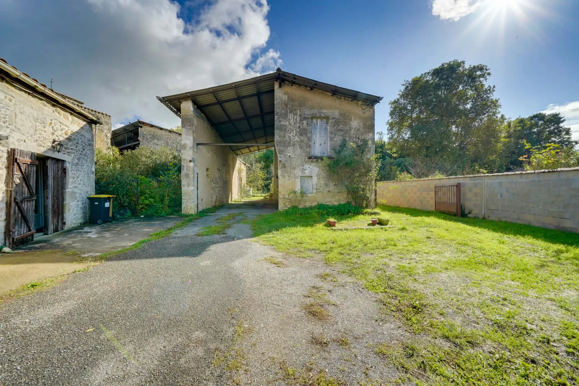 Grande maison rénovée de 180 m² avec dépendances à Saint Genès de Blaye 