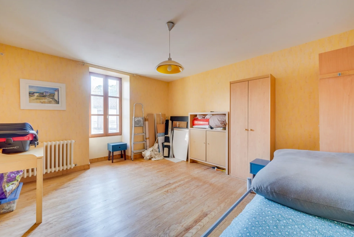 Grande maison rénovée de 180 m² avec dépendances à Saint Genès de Blaye 