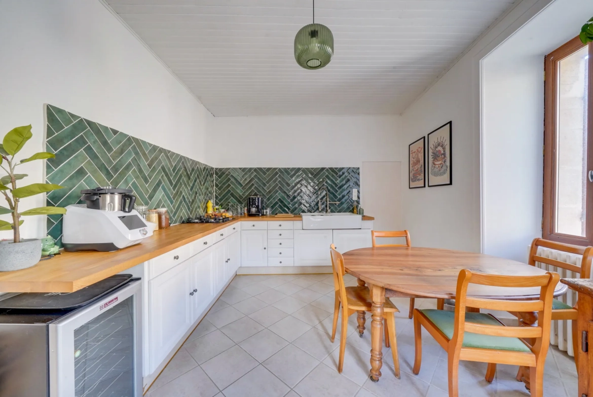 Grande maison rénovée de 180 m² avec dépendances à Saint Genès de Blaye 