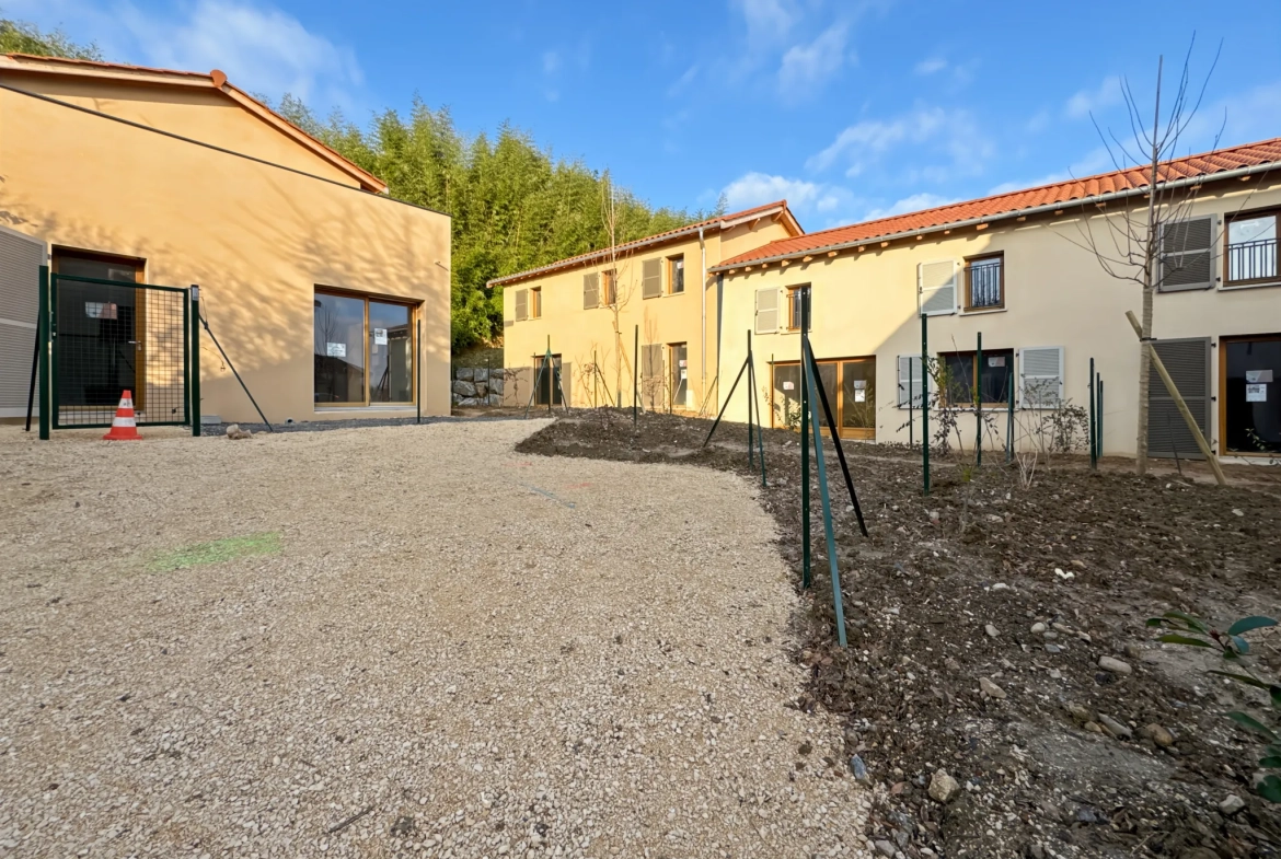 Plateau duplex à rénover avec jardin à Sainte Euphémie, proche Trévoux 