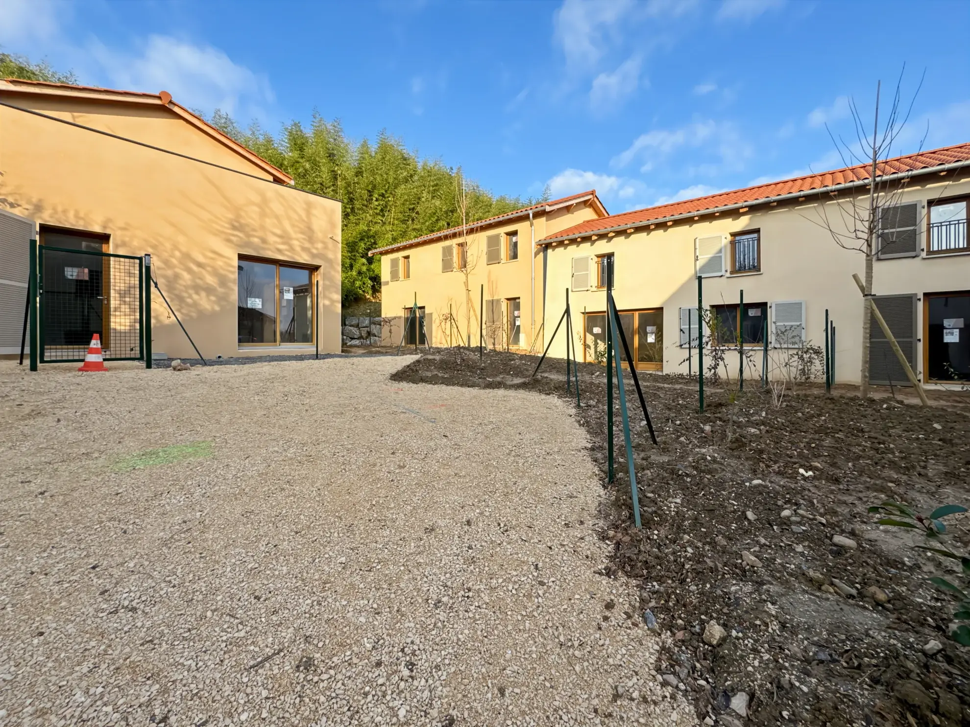 Plateau duplex à rénover avec jardin à Sainte Euphémie, proche Trévoux 