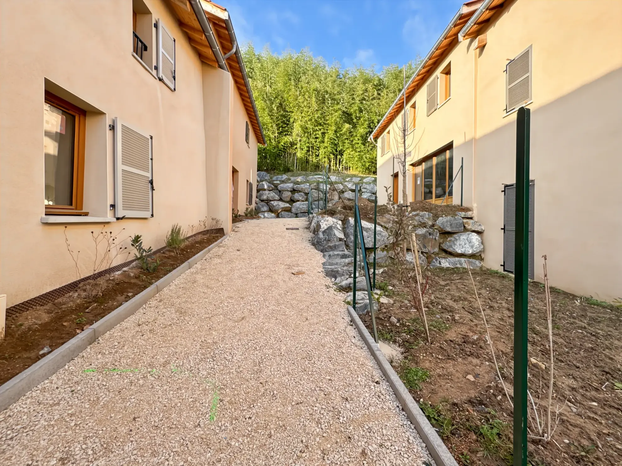 Plateau duplex à rénover avec jardin à Sainte Euphémie, proche Trévoux 