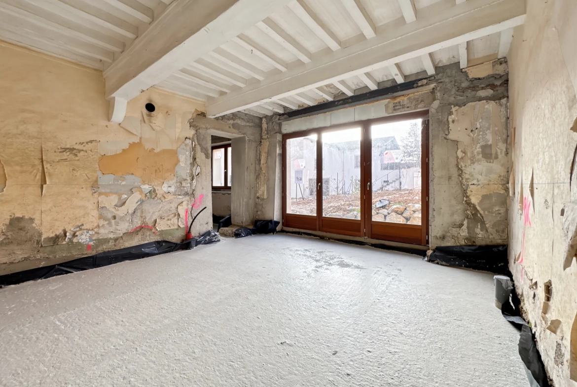 Plateau duplex à rénover avec jardin à Sainte Euphémie, proche Trévoux 