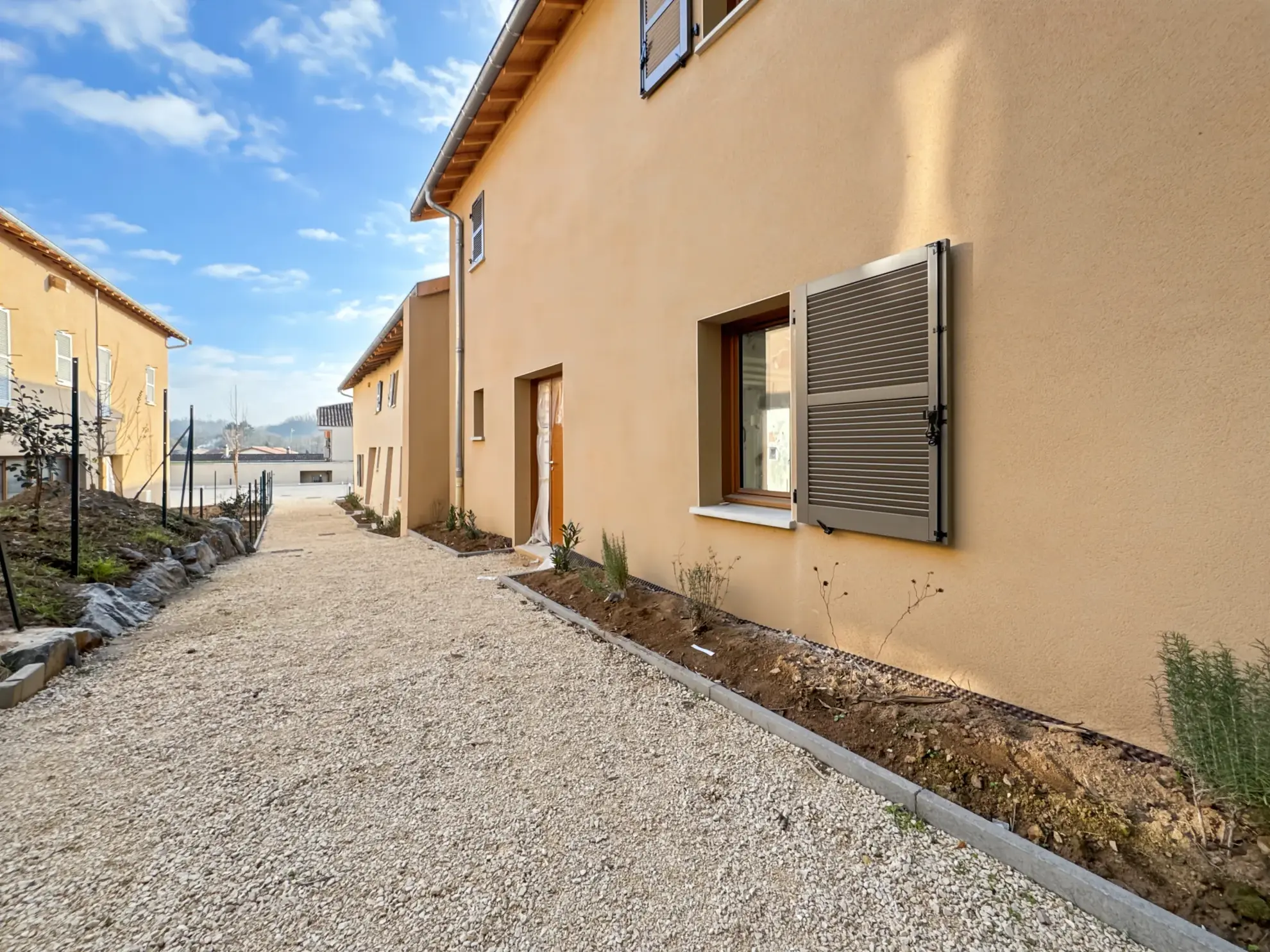 Plateau duplex à rénover avec jardin à Sainte Euphémie, proche Trévoux 